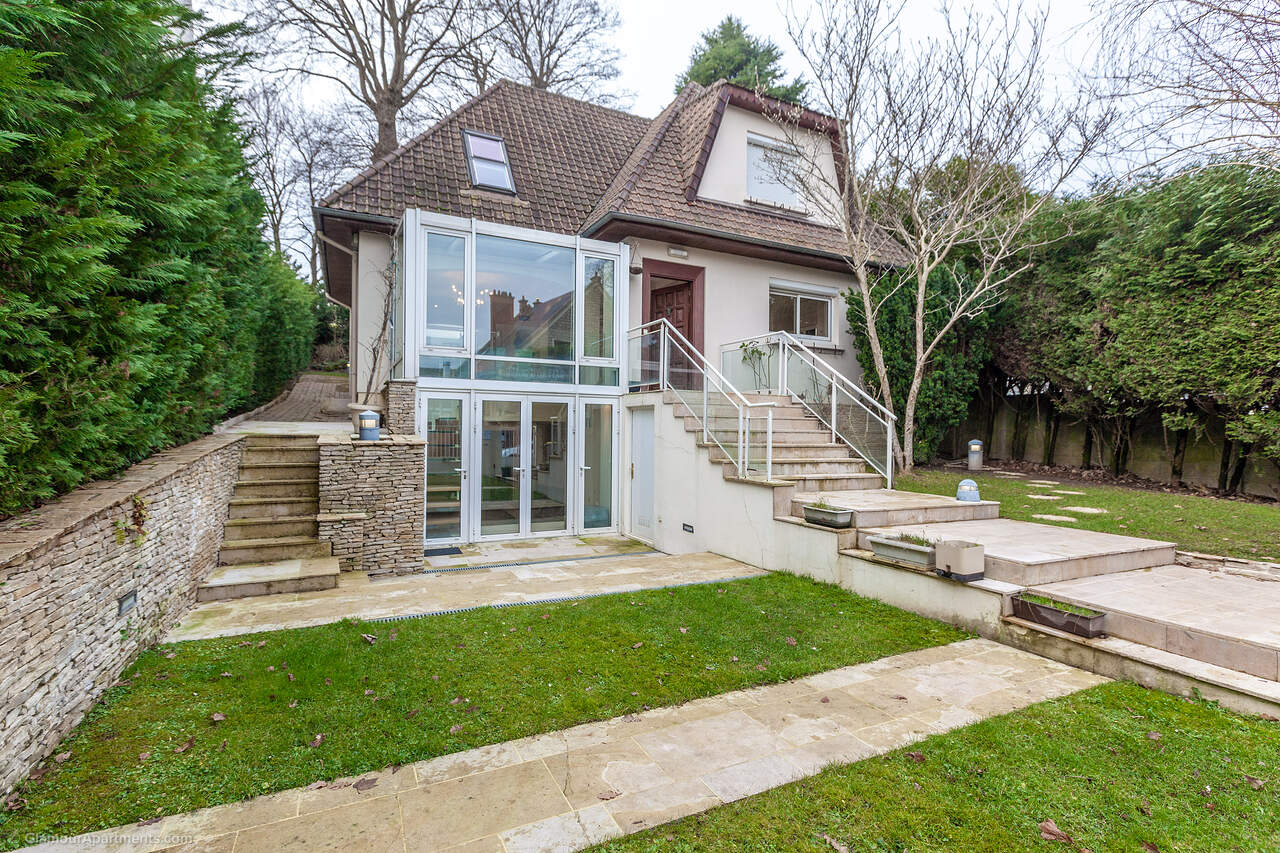 Family Home in Marnes-la-Coquette