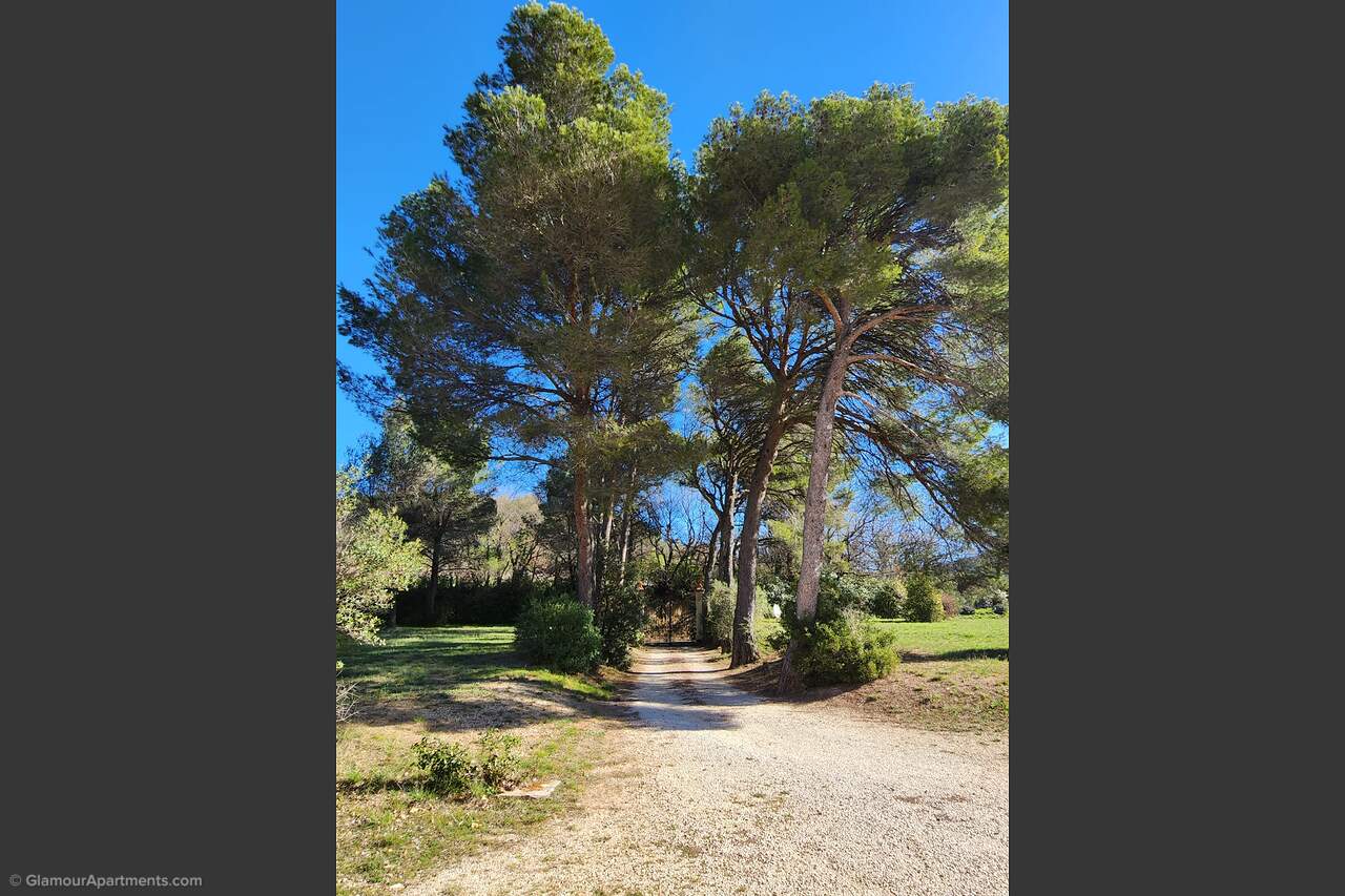 Bastide of the 16th–17th Century (Cadenet, Provence)